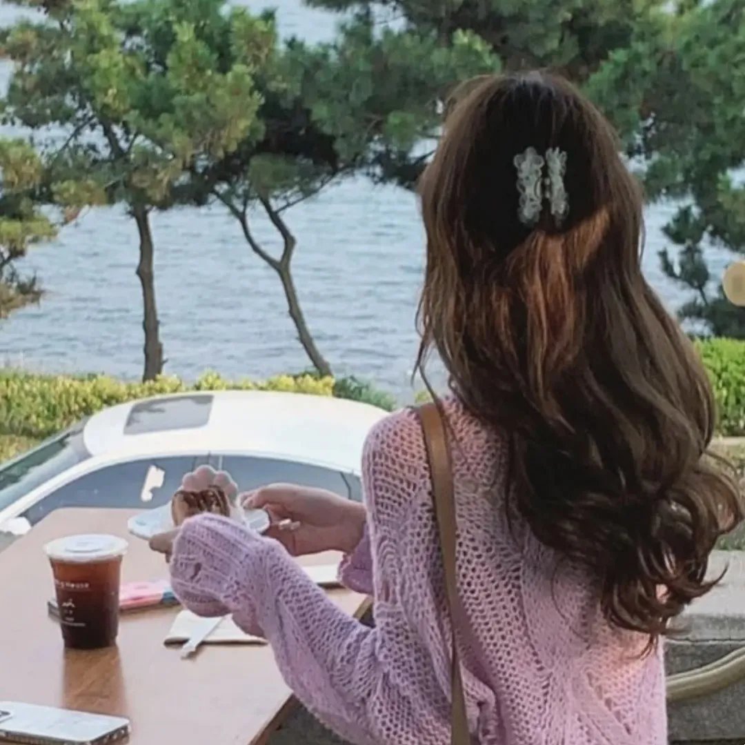 她背后的那双手